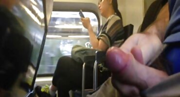 Busty cô gái ngồi trên bàn và lây lan chân của mình phim xx vang anh để người yêu của cô