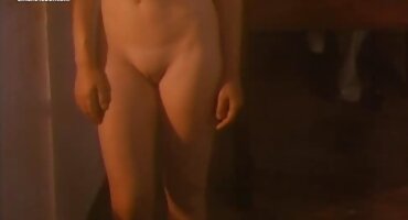 Ba cô gái trẻ hút vòi nước của một chàng trai và mang nó trong phim xx online pussies của họ