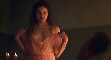 Cô phim xx không che gái đeo kính cận đã rút hết quả bóng của cậu bé khi có quảng cáo TRÊN TV