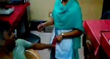 Hai cô gái xinh đẹp lấy quần lót của họ ra để liếm phim xx moi âm hộ của nhau