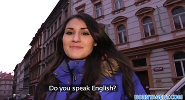 Cô gái xinh đẹp ngồi trên thân cây của một chiếc xe bán tải để phim xx trẻ em kiếm tiền