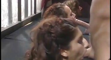 Cô gái xinh đẹp hút người đàn ông của mình bên cửa sổ trước sự ghen tị phim xx co giao của những người hàng xóm