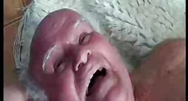 Một cô wed phim xx gái rất dễ thương nằm trên một chiếc giường lớn và thủ dâm với một máy rung