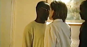 Phun với kiêm trên mông của một người phụ nữ tóc đỏ phimxx hay trẻ sau khi xoa bóp