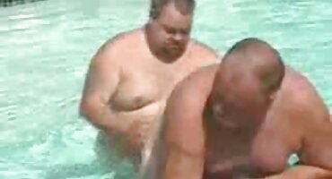 Cô cho cô gái tóc vàng trong miệng để làm ướt vòi nước của mình trước khi phim xx trẻ em hậu môn