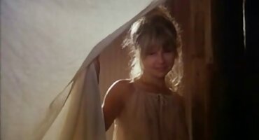 Cô gái đánh thức phong cách doggy và cởi phim xx học sinh quần lót của mình để cho người đồng tính nữ liếm âm hộ