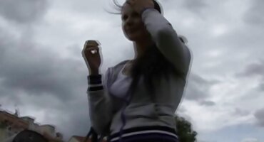 Mẹ bị mắc kẹt trên chiếc ghế dài, tốt, con trai tận dụng tình hình và ôm phimxx 69 hậu môn của mình