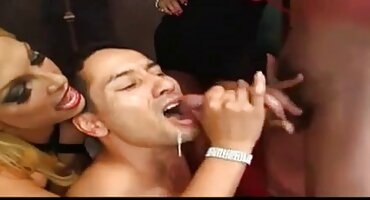 Anh chàng mang lại niềm vui phim xx không che tối đa cho cô gái yêu dấu của mình