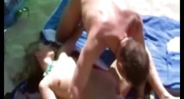 Cô gái tóc xanh trẻ đầu hàng người đàn ông trên cát nóng phim xx co giao