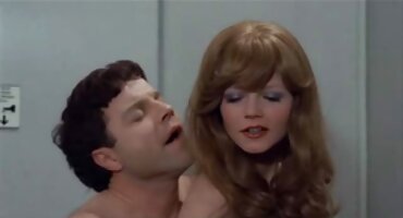 Cô gái tóc vàng đầu hàng anh chàng trên chiếc ghế sofa phim xx hàn mềm mại mà không cởi quần lót của cô