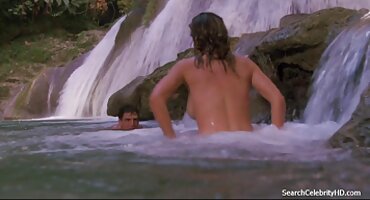 Cô gái fucks một chàng trai trong khi bạn bè của cô ngủ trên phim xx giường khác